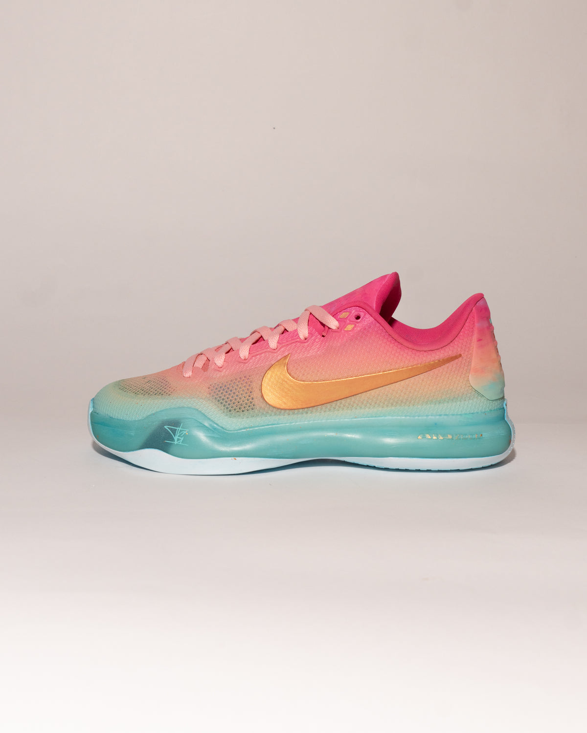 Kobe X "Venezia". Painted by hand artwork by Isidore
