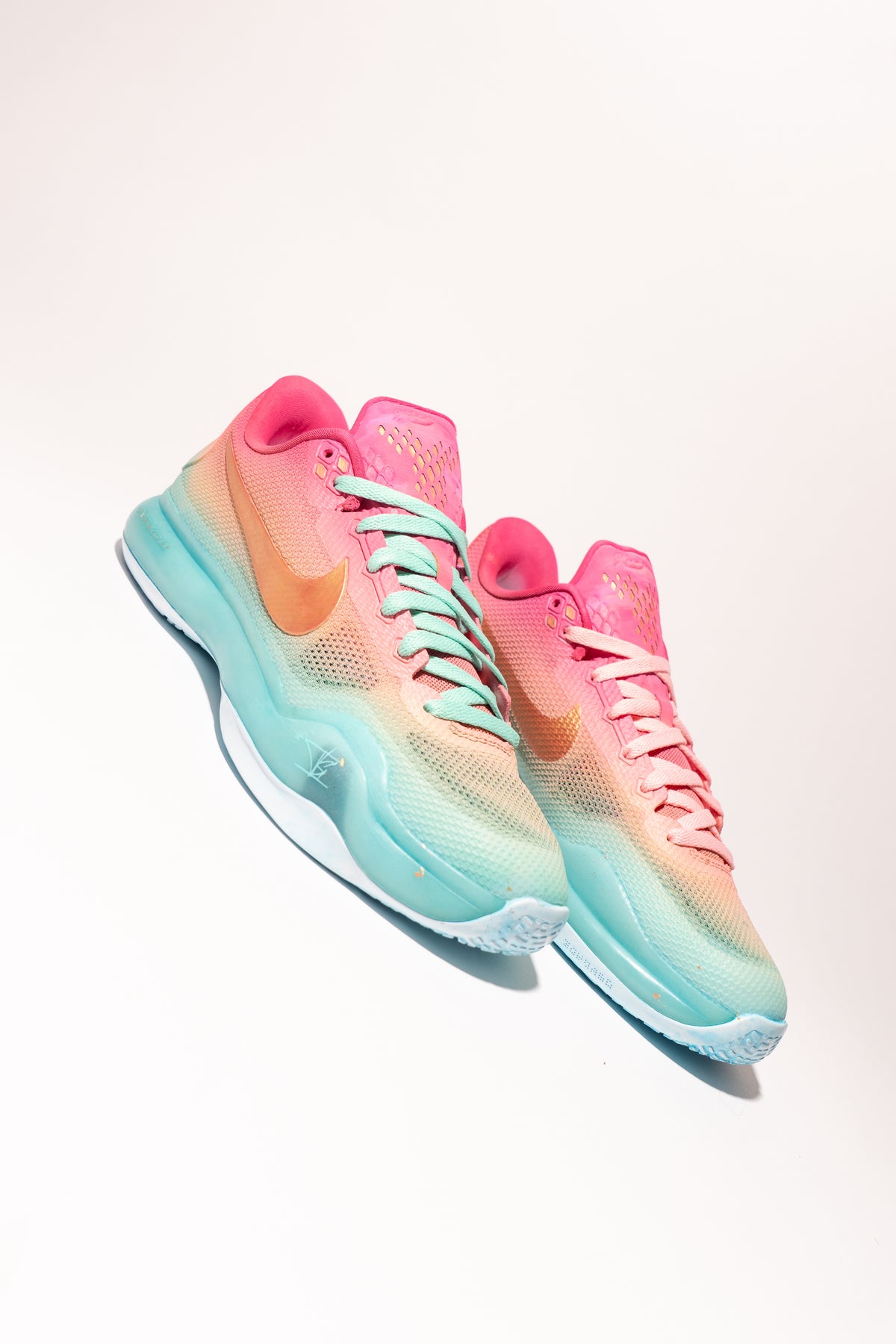 Kobe X "Venezia". Painted by hand artwork by Isidore